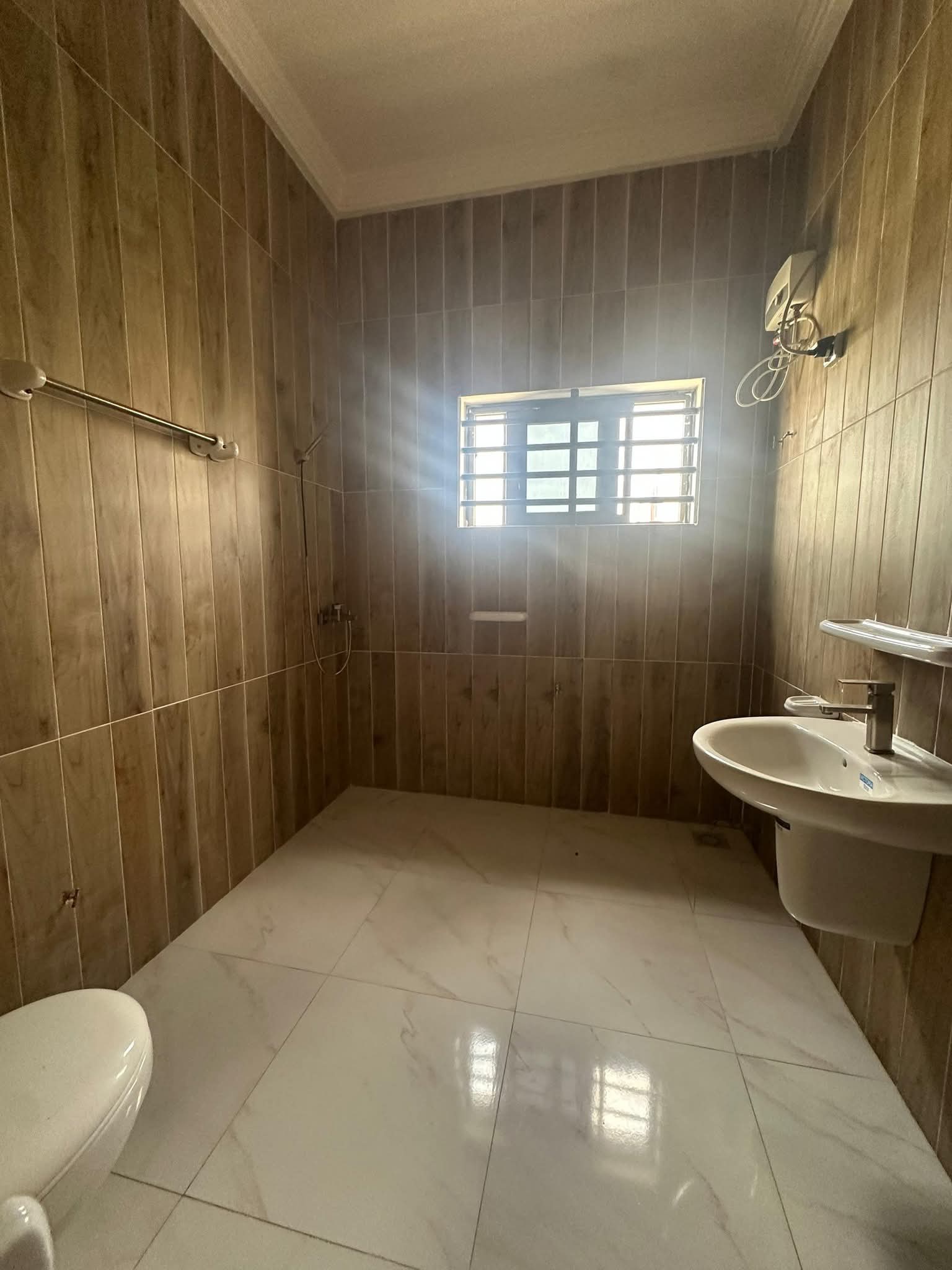 VILLA DUPLEX DE 6 CHAMBRES ET SALON SANITAIRES AVEC PISCINE À LOUER, CEN-SAD - LE BERLIET-AKPAKPA - Image 2