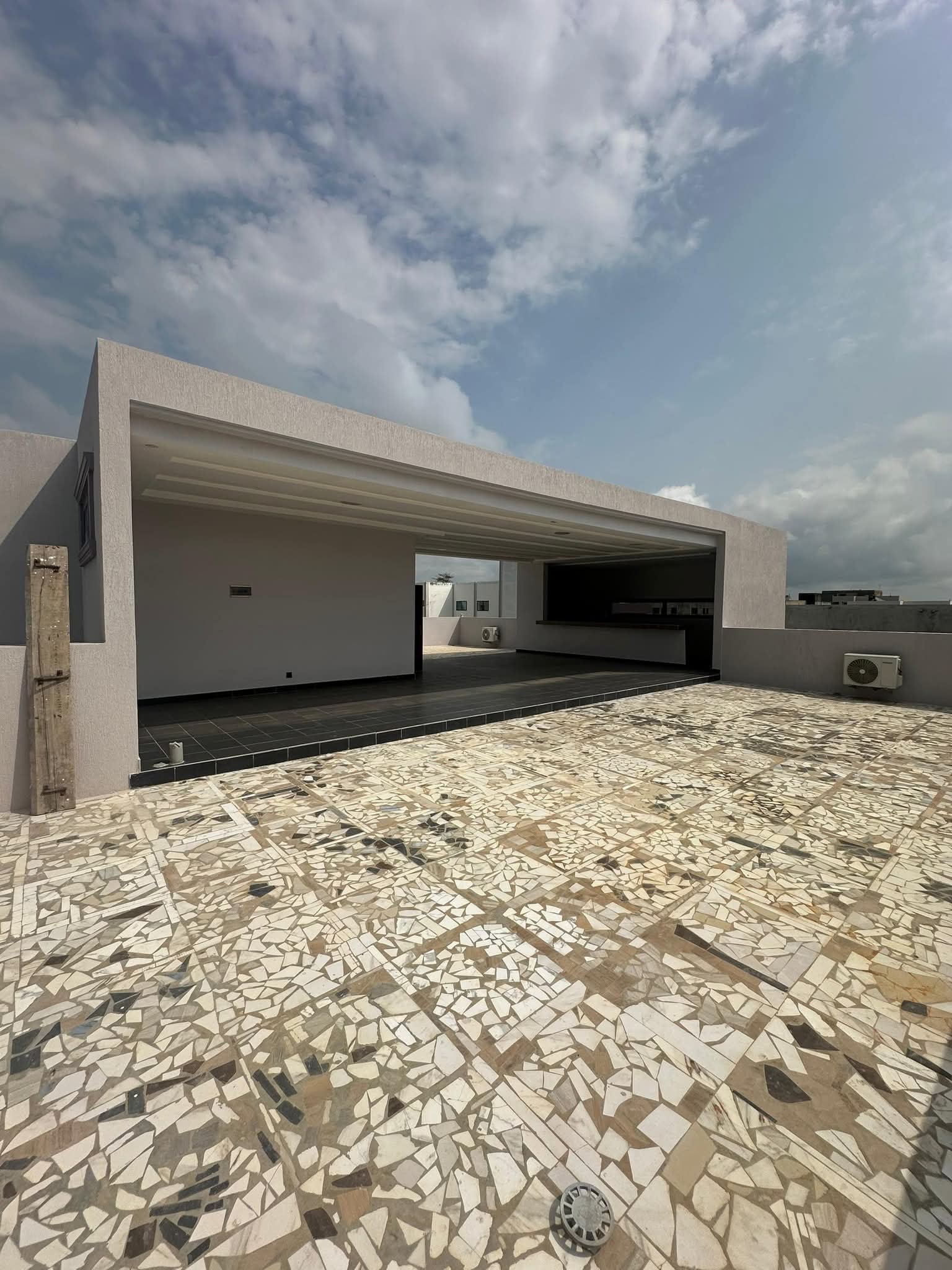 VILLA DUPLEX DE 6 CHAMBRES ET SALON SANITAIRES AVEC PISCINE À LOUER, CEN-SAD - LE BERLIET-AKPAKPA - Image 3