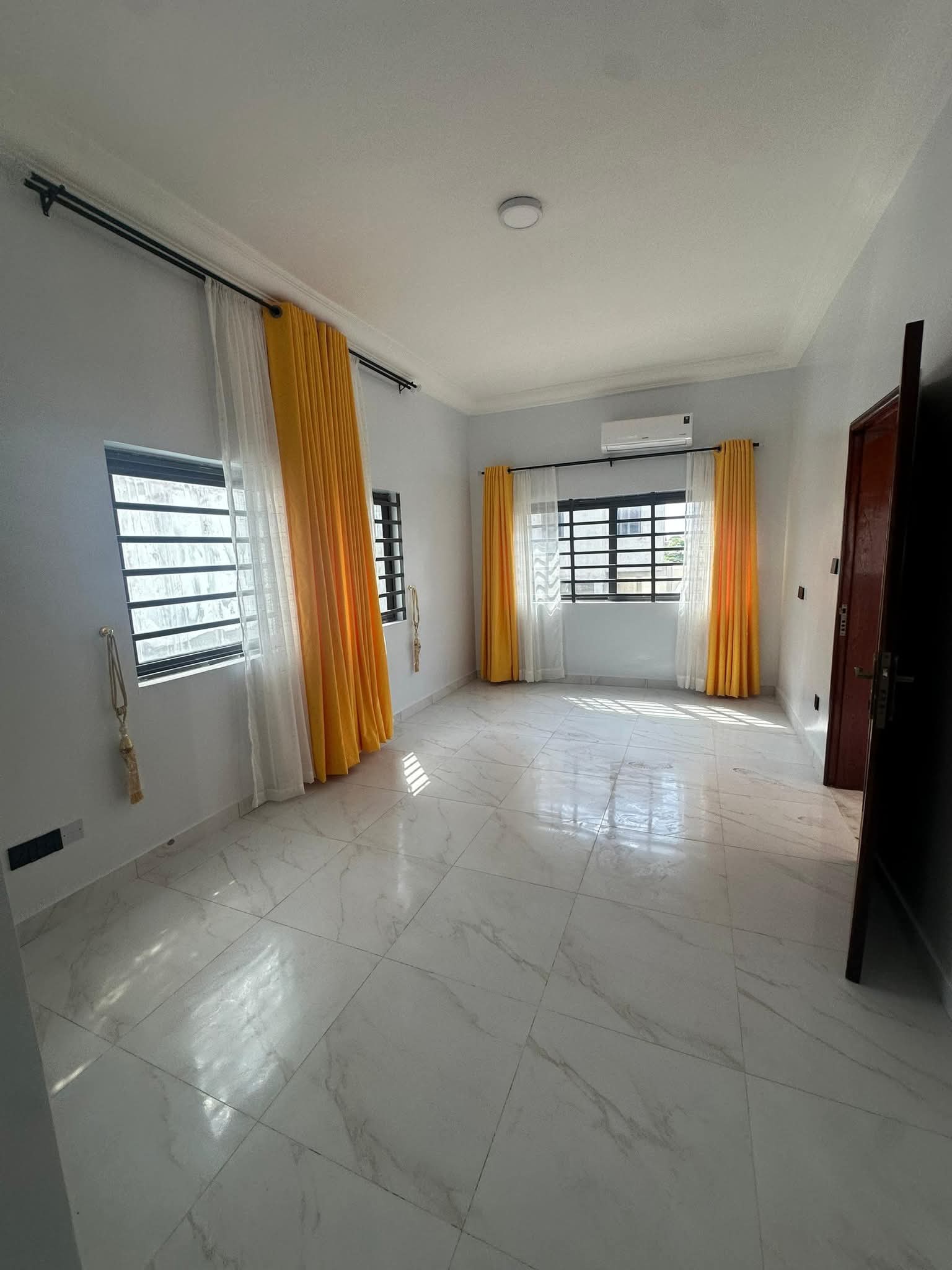 VILLA DUPLEX DE 6 CHAMBRES ET SALON SANITAIRES AVEC PISCINE À LOUER, CEN-SAD - LE BERLIET-AKPAKPA - Image 6