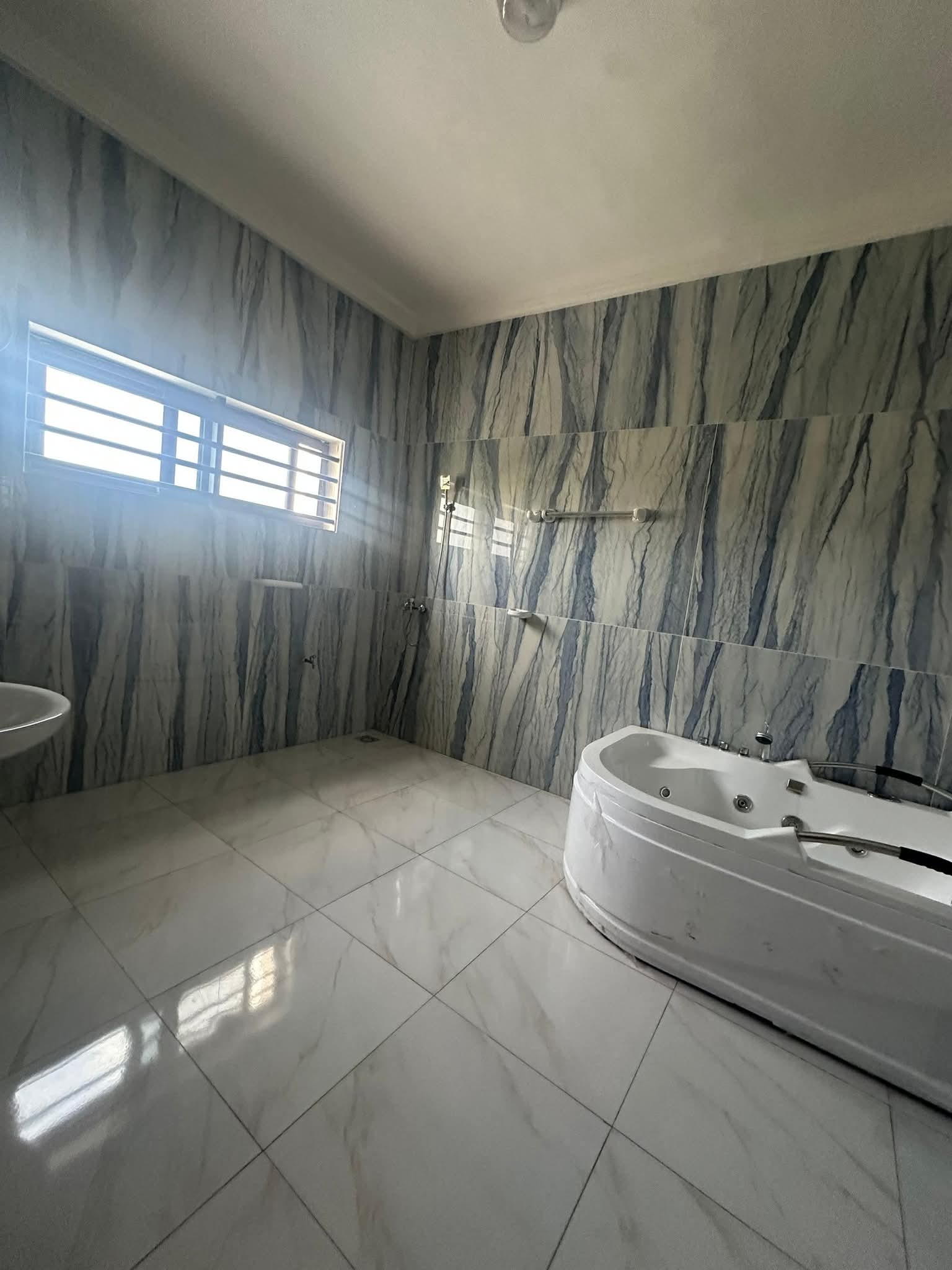 VILLA DUPLEX DE 6 CHAMBRES ET SALON SANITAIRES AVEC PISCINE À LOUER, CEN-SAD - LE BERLIET-AKPAKPA - Image 13