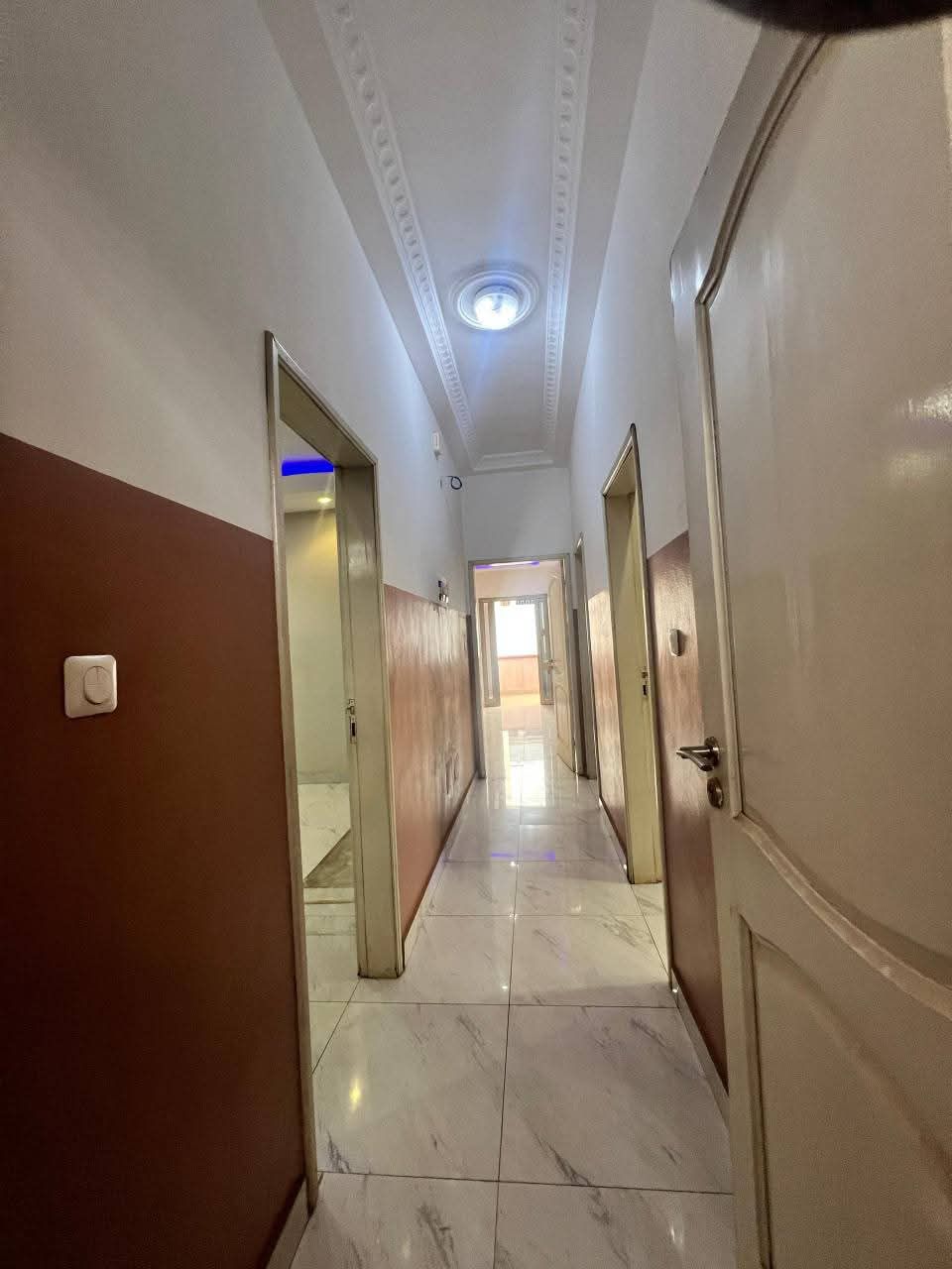 APPARTEMENT DE 2 CHAMBRES ET SALON SANITAIRES À LOUER, PHARMACIE FIFAMÈ - ADJAGBO - AKASSATO - Image 3