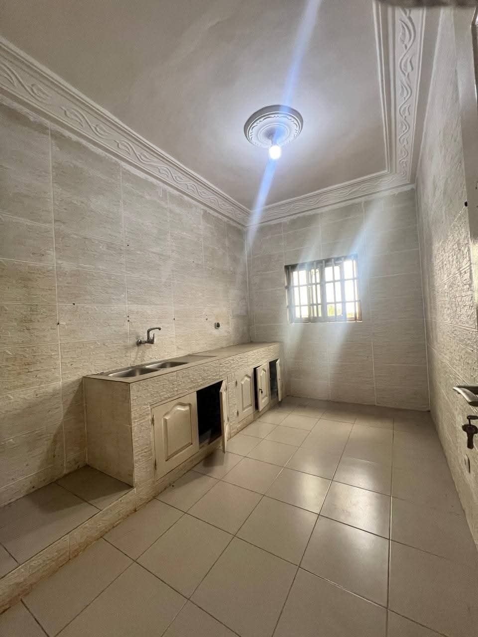 APPARTEMENT DE 2 CHAMBRES ET SALON SANITAIRES À LOUER, PHARMACIE FIFAMÈ - ADJAGBO - AKASSATO - Image 5