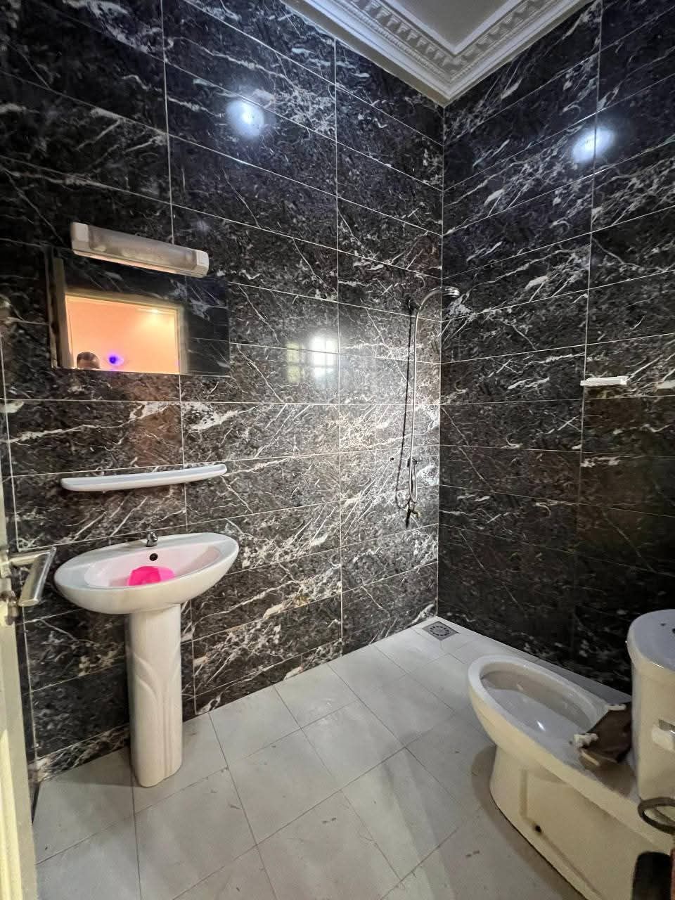 APPARTEMENT DE 2 CHAMBRES ET SALON SANITAIRES À LOUER, PHARMACIE FIFAMÈ - ADJAGBO - AKASSATO - Image 12