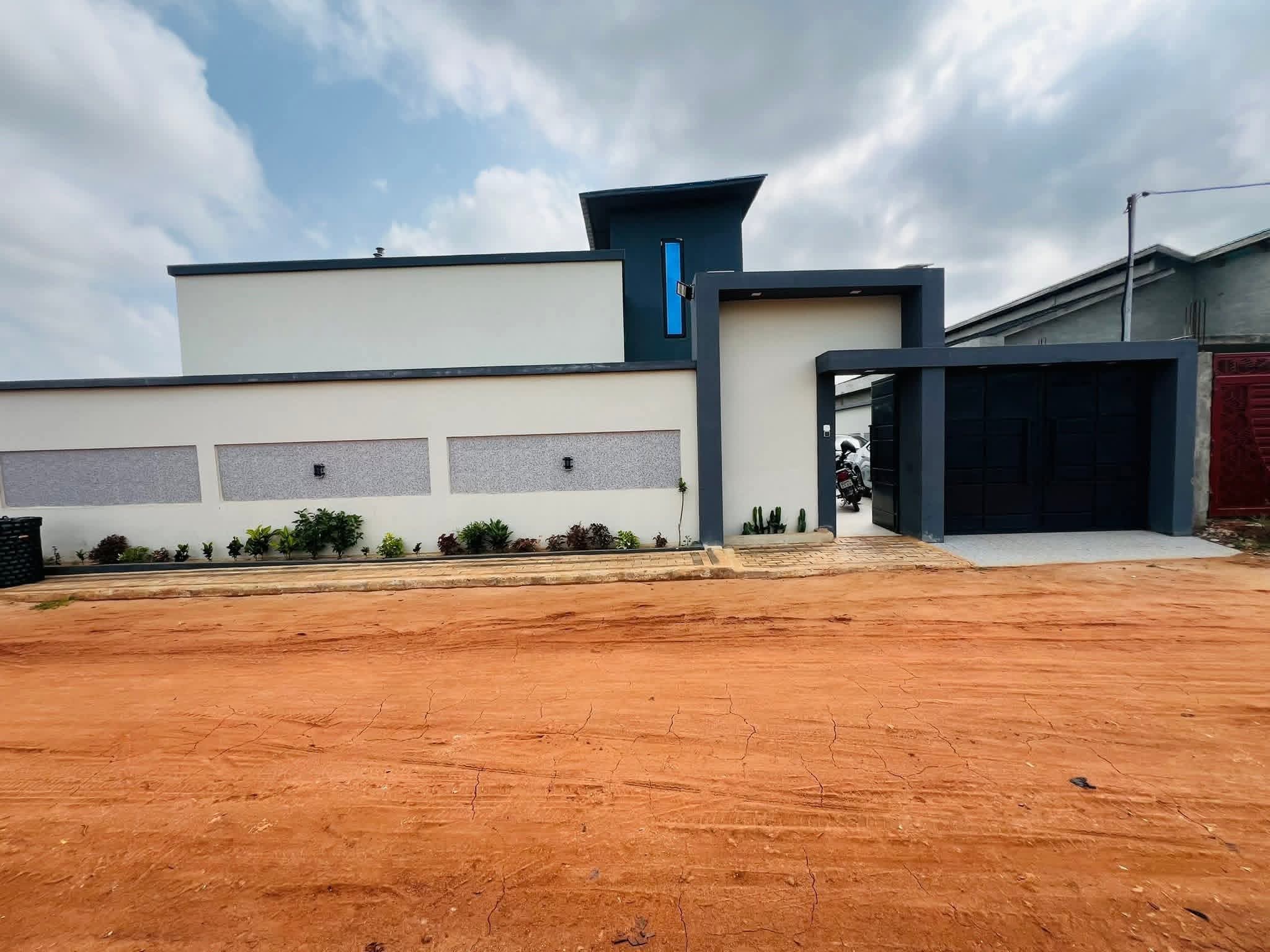 VILLA DALLÉE MEUBLÉE DE 3 CHAMBRES ET SALON SANITAIRES À VENDRE, ZOUNDJA - TIBI-LIBI - CALAVI