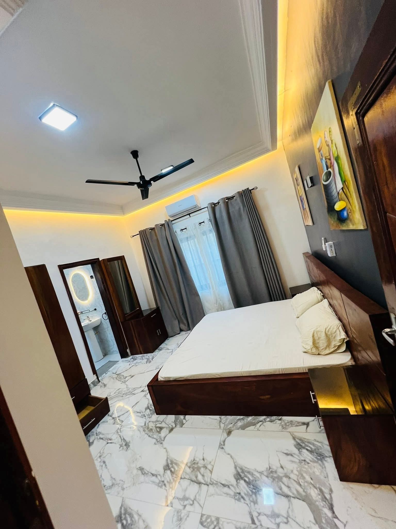 VILLA DALLÉE MEUBLÉE DE 3 CHAMBRES ET SALON SANITAIRES À VENDRE, ZOUNDJA - TIBI-LIBI - CALAVI - Image 12