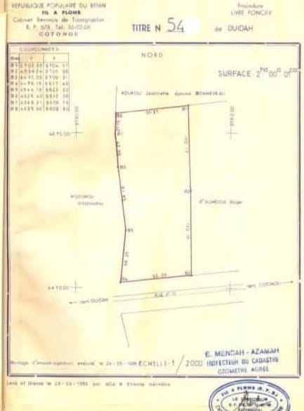 DOMAINE DE 2 HECTARES (20.000M²) À VENDRE, PAHOU Il est mis en vente un domaine hautement clôturé d'une superficie totale de 2 hectares soit 20.000 M² situé au bord du goudron non loin du Commissariat de la Police Républicaine et de la Pharmacie Ste Trini