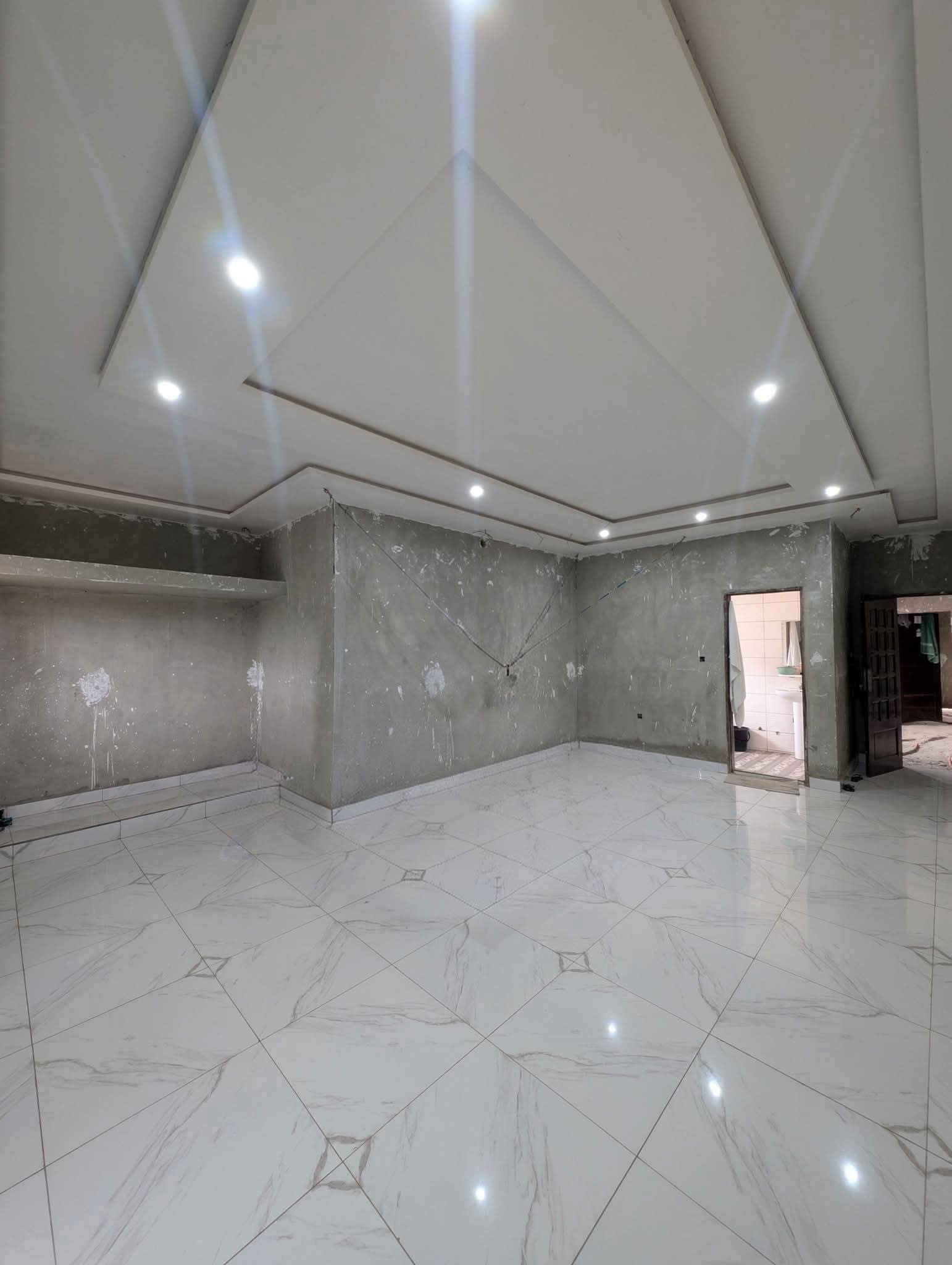 VILLA DUPLEX DE 4 CHAMBRES & 2 SALONS SANITAIRES À VENDRE, ZOPAH - LYCÉE TECHNIQUE - AKASSATO - Image 2