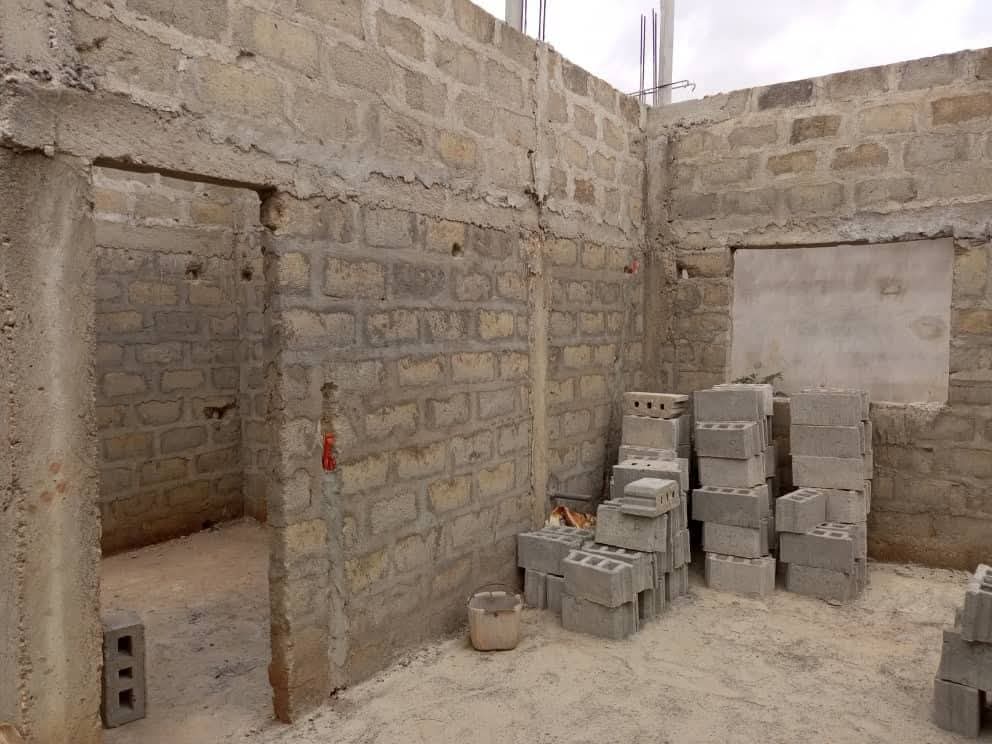 MAISON R+2 INACHEVÉE DE 3 CHAMBRES ET SALON SANITAIRES À VENDRE, TANGBO - ANAVIÉ - GDIZ - GLO-DJIGBÉ - Image 3