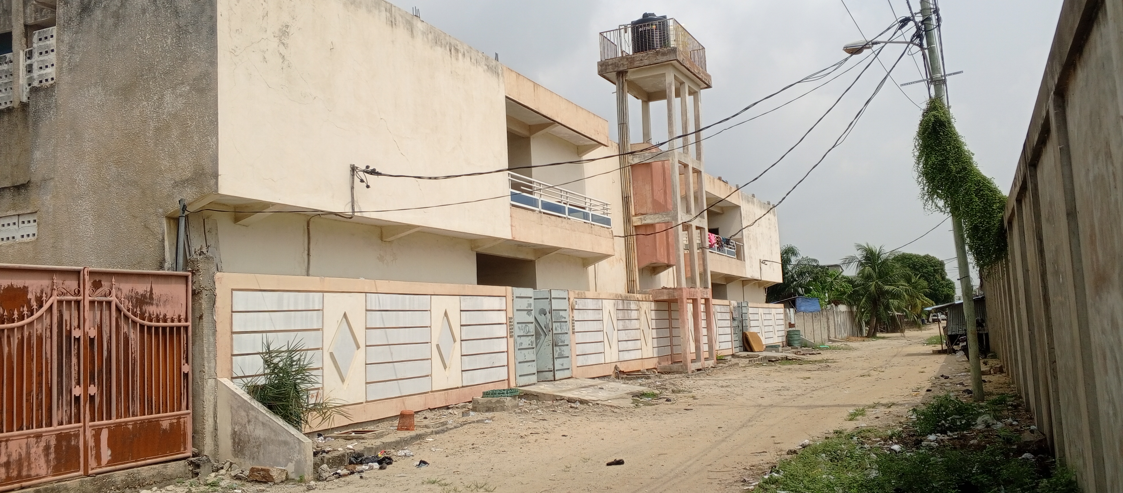 2 IMMEUBLES LOCATIFS DE 44 CHAMBRES ET SALON SANITAIRES À VENDRE, ESPACE MARINA - PK10 - SÈYIVÈ - AKPAKPA