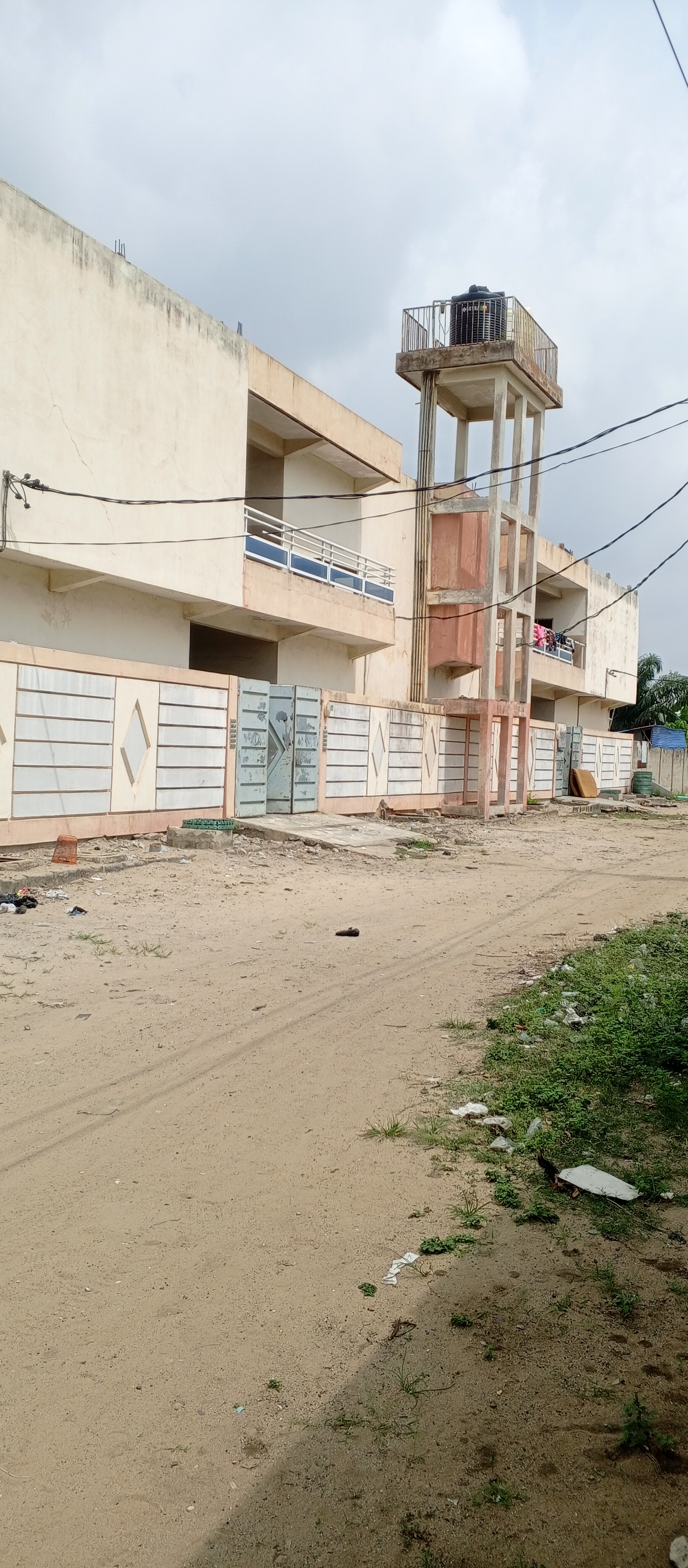 2 IMMEUBLES LOCATIFS DE 44 CHAMBRES ET SALON SANITAIRES À VENDRE, ESPACE MARINA - PK10 - SÈYIVÈ - AKPAKPA - Image 2