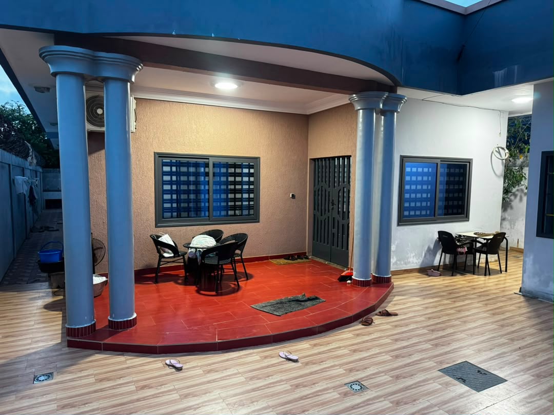 VILLA MODERNE DE 4 CHAMBRES ET SALON SANITAIRES À VENDRE, CARREFOUR SATELLITE - HÔPITAL INTERNATIONAL CHIC - CALAVI